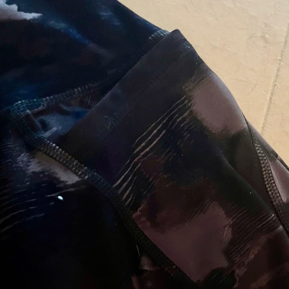 EUC! Women’s Bkack/Grey Camouflage Leggings Size XL - Picture 10 of 16